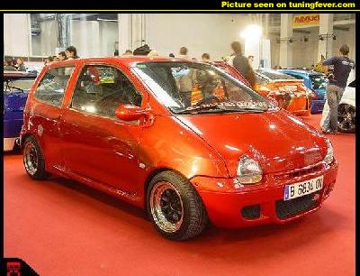 J'ai jamais compris pourquoi les femmes adorent la twingo (mais après tout c'est leur choix)