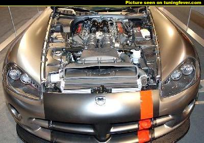 On termine la visite par le coeur de la voiture : le moteur!!