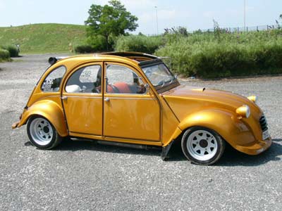 2 CV 6 Club: on en croise pas  chaque coin de rue !